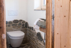 Zirbenchalet_ WC_Naturstein_ Rosenhof_ Alpbachtal