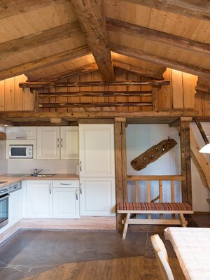 Almhütte_ Wohnraum mit Küche_Rosenhof_ Alpbach | © Photoegger