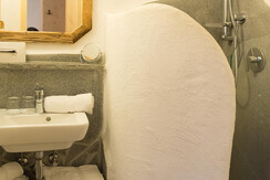 Almhütte_Dusche_Naturstein_Rosenhof_Alpbach