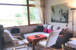 Gemütliches Sofa am Panoramafenster