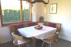 Esstisch und Eckbank im Wohnzimmer